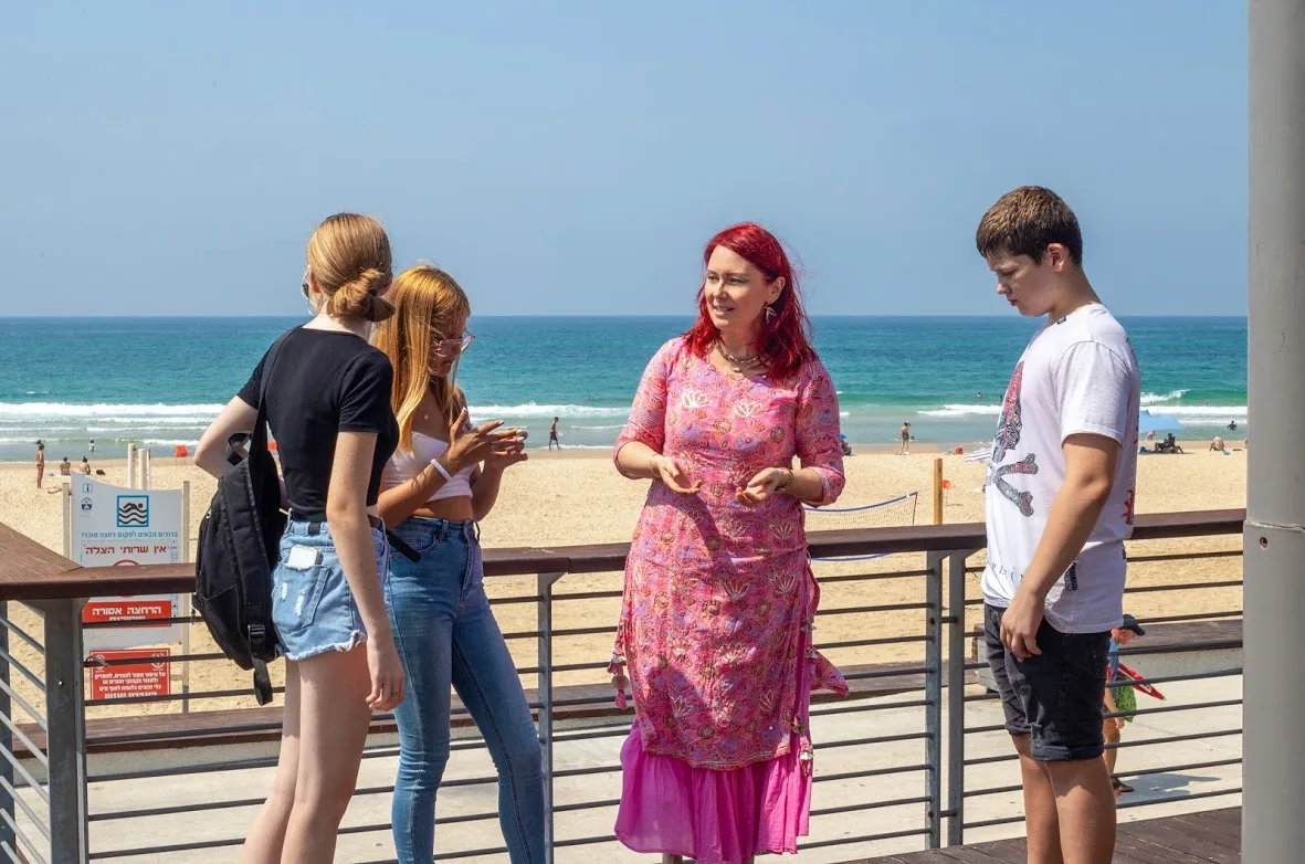 קרינה תיכונוב בפעילות קבוצתית עם בני נוער