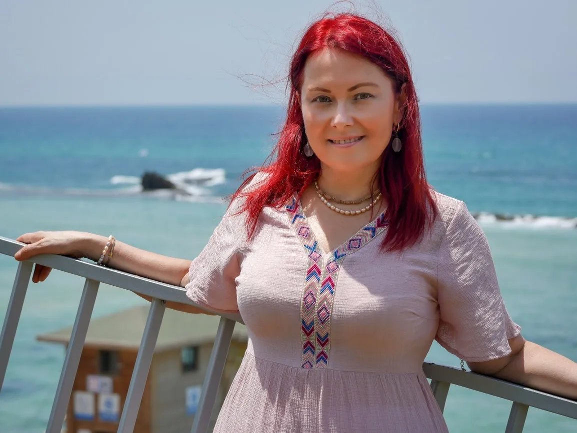 קרינה תיכונוב ליד הים